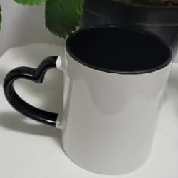 Caneca com alça de coração (interior e alça preto)